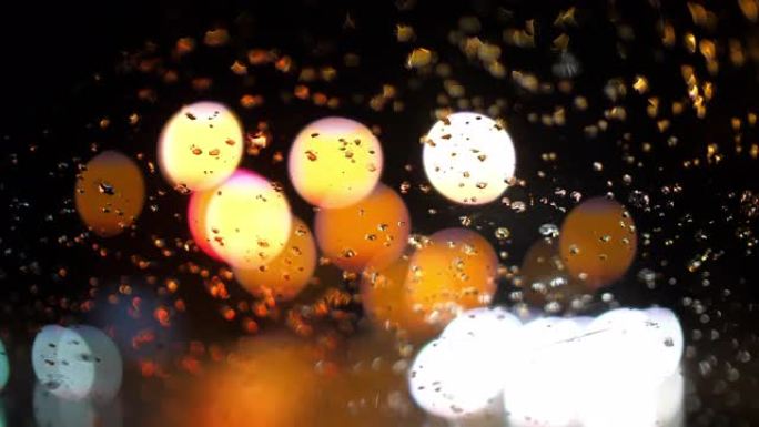 交通拥堵日汽车上的圆光bokeh背景雨滴
