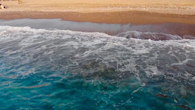 沙滩上的蓝色海浪。