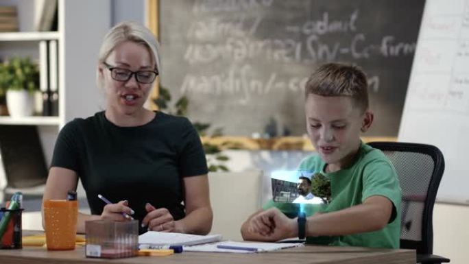 学生使用智能手表进行视频通话