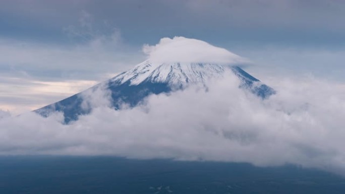 富士山 (Mt.Fuji) 关闭时间间隔，多云的风景，日本