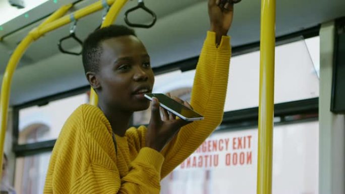 女人在4k公共汽车上旅行时用手机聊天