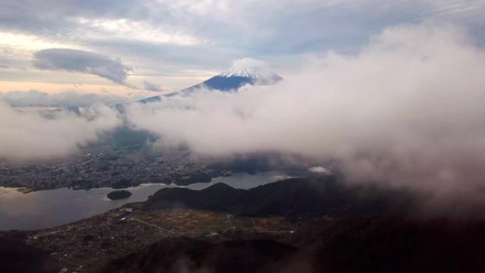 富士山的空中拍摄。云和天空日出时间，山梨川口子