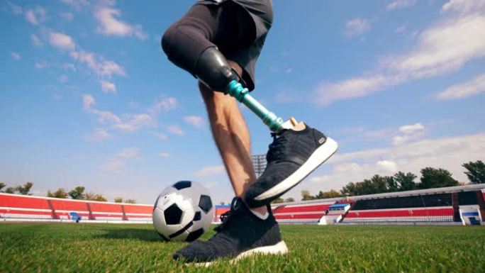 足球，一个有仿生腿的男人的足球练习