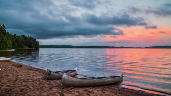 瑞典的田园诗般的湖泊，独木舟