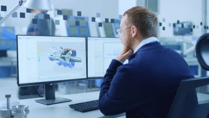 工业工程师在个人计算机上工作，两个监视器屏幕显示cad软件与混合动力发动机的3D原型和图表。现代工厂