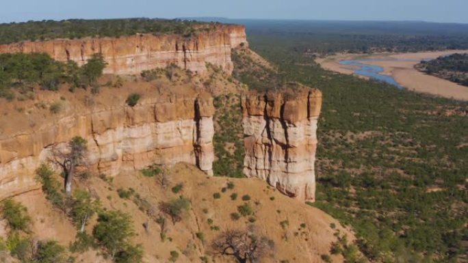 奇洛霍悬崖和润德河展示了津巴布韦戈纳雷州国家公园的美丽风景