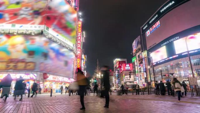 延时: 东京新宿歌舞伎町的行人和游客拥挤