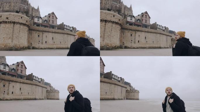 摄像机在快乐兴奋的游客周围移动，背包被史诗般的圣米歇尔山城堡堡慢动作惊呆了。