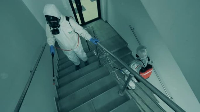 消毒器用防腐剂清洁办公楼的楼梯。