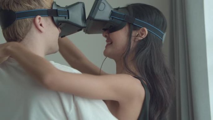 在家里使用虚拟现实眼镜的幸福夫妇
