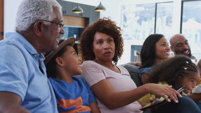 多代非洲裔美国家庭在家放松坐在沙发上一起看电视