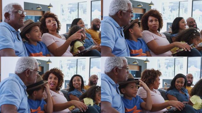 多代非洲裔美国家庭在家放松坐在沙发上一起看电视