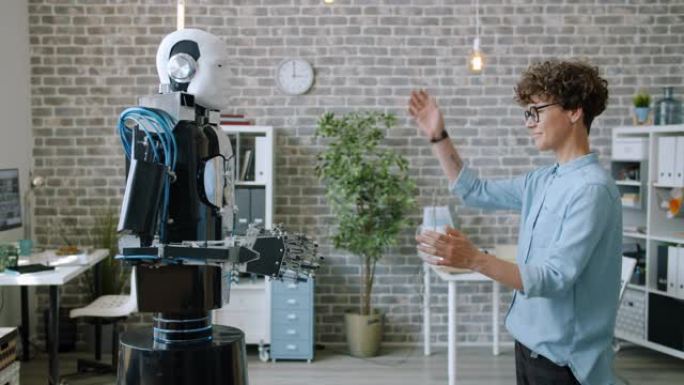 现代办公室中年轻女性开发者的智能机器人复制动作