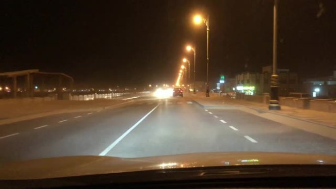 晚上在阿曼郊区道路上行驶的POV