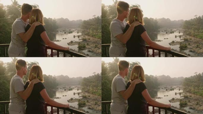 夫妇在阳台上看着斯里兰卡阳光明媚、宁静的河景