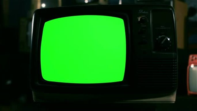 80年代绿屏电视。平行多莉射击。蓝色钢调。