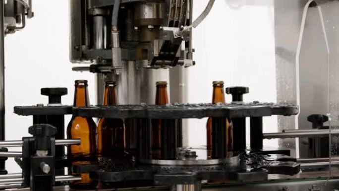 封盖过程中自动机器上的啤酒瓶