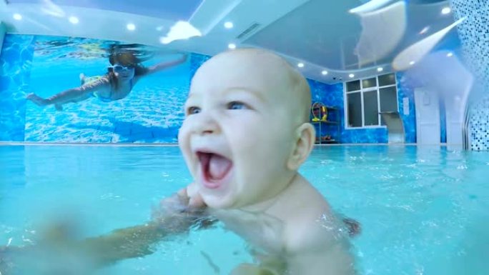 快乐的小孩被教导如何游泳