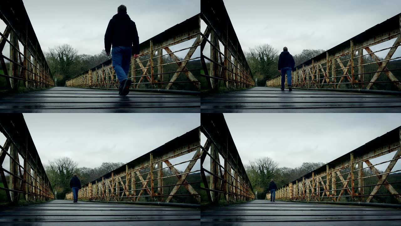 男子走在旧火车桥上