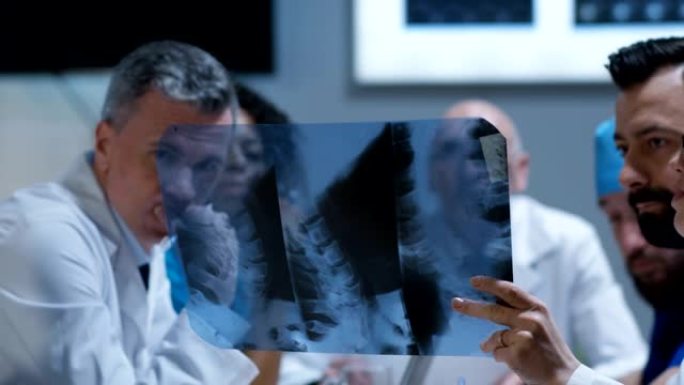 医生分析颈椎x线会诊医疗团队