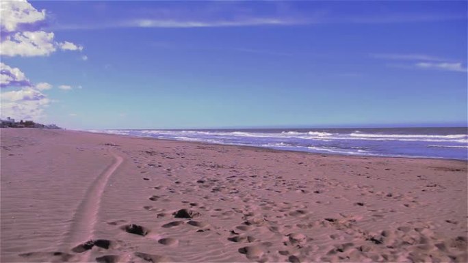 大西洋海滩沙滩上的脚印。