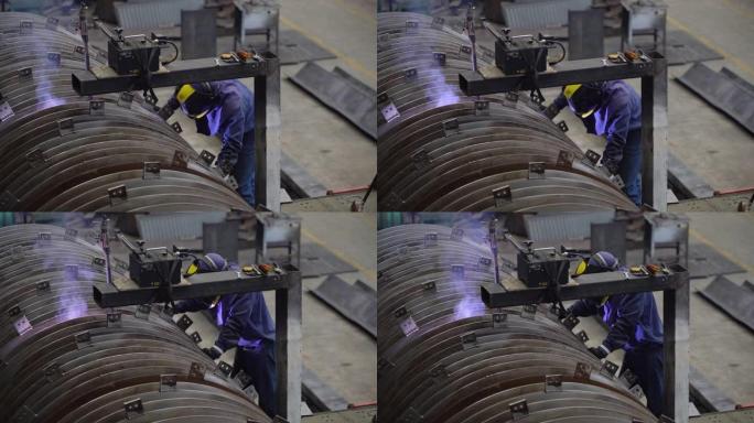 拉丁美洲操作员在冶金工厂的机器上使用工业焊机
