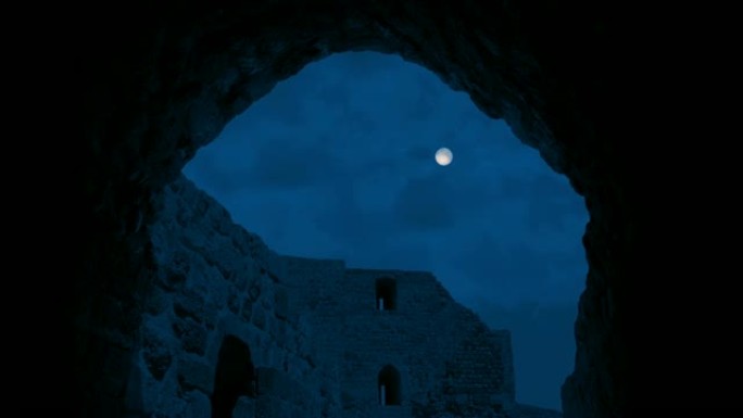 古代建筑上方的月亮穿过拱门