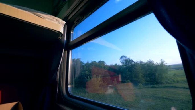 火车上的车厢窗户，关闭了。暑期旅行概念。