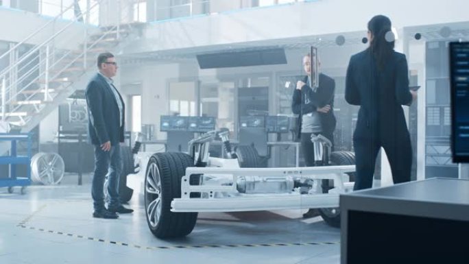 汽车设计工程师团队进入汽车创新设施。开始研究电动汽车平台底盘原型，包括车轮，悬架，混合动力发动机和电
