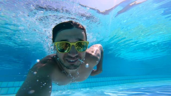 一个男人在水下潜水时微笑着