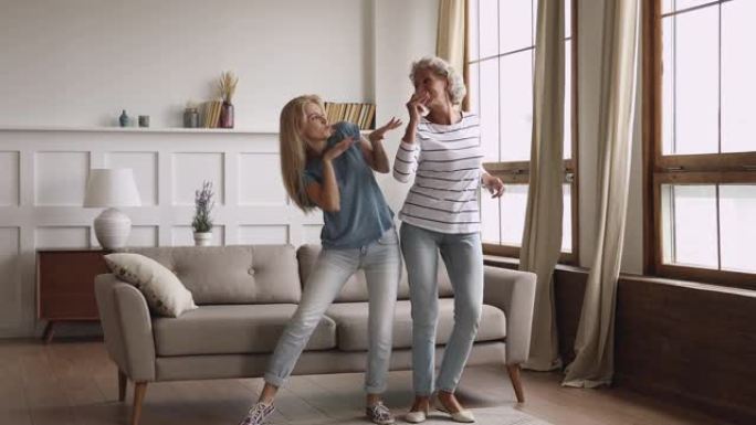 活跃的两代女性在客厅跳舞