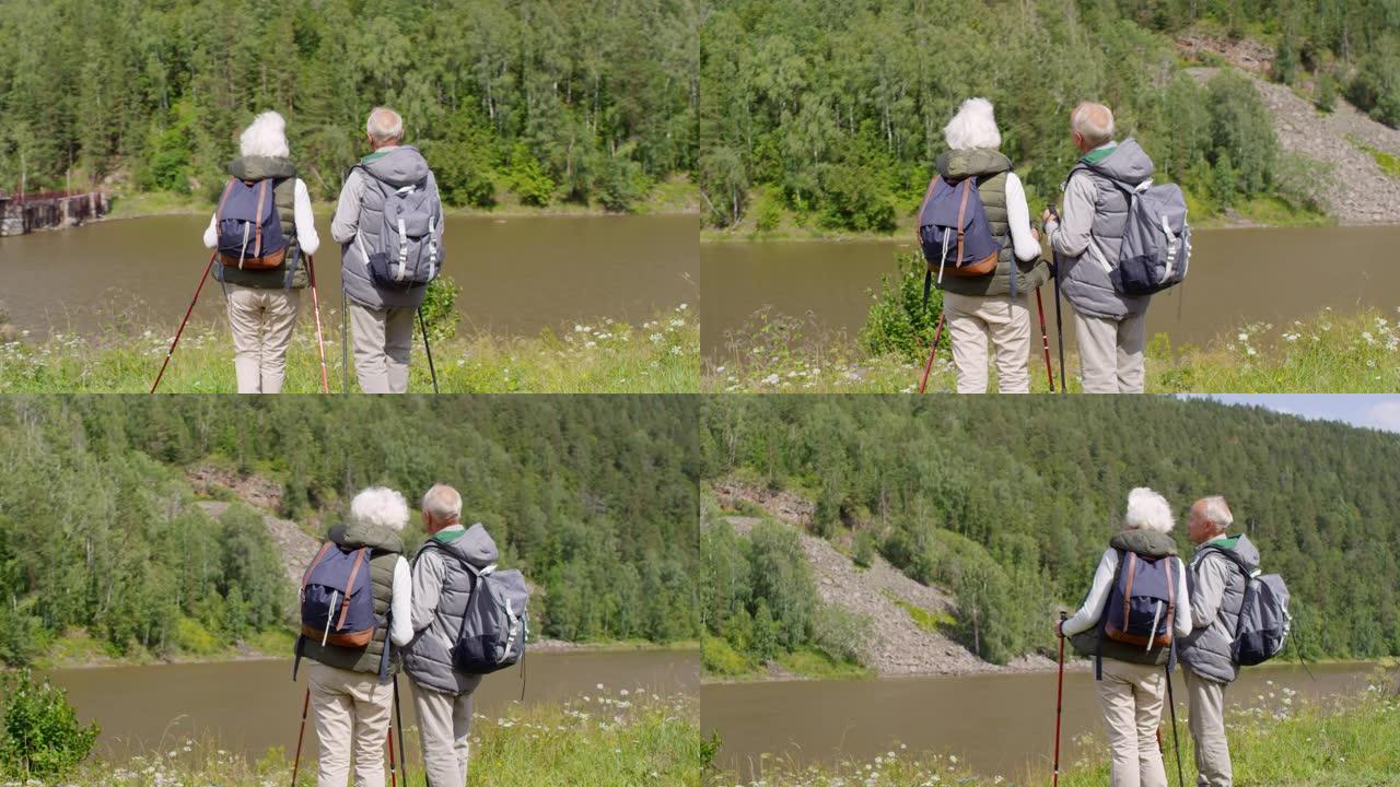 老年夫妇在河边徒步旅行