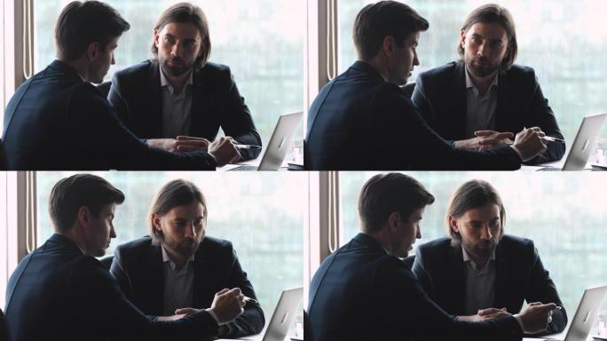 严肃的男性专家建议软件用笔记本电脑咨询客户