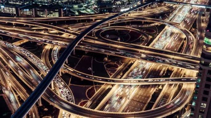阿联酋迪拜夜间立交桥、地铁和城市交通的T/L ZI鸟瞰图