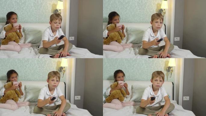 小哥哥和姐姐在床上看电视