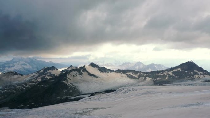 高加索山脉。东古兹山奥伦巴希冰川