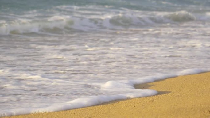 特写: 泡沫波在科西嘉岛未触及的沙质海岸线上冲刷