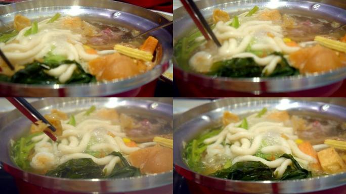 在热水上煮沸的Sukiyaki蔬菜和肉类，健康食品。日本火锅风格。