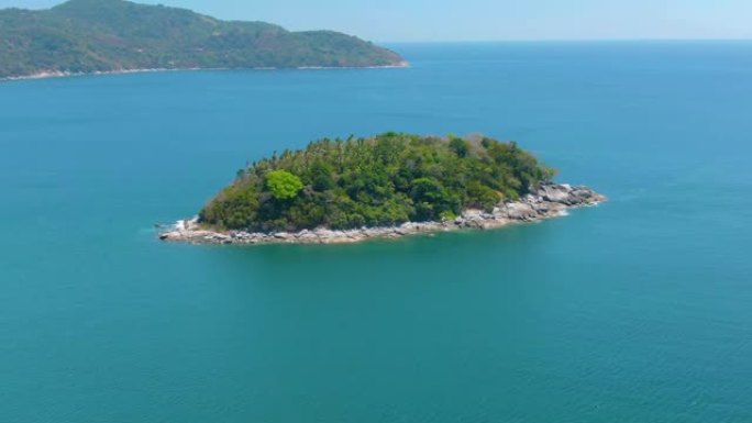 一个热带小岛，有珊瑚礁。热带岛屿和珊瑚礁。夏季和旅游度假概念，泰国卡隆海滩，