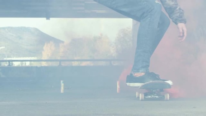 年轻男子女士在滑板公园通过烟雾弹滑板