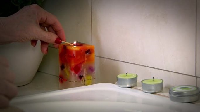 用蜡烛准备泡泡浴。特写。