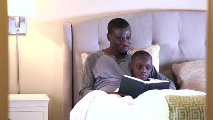 非裔美国人父亲读儿子的睡前故事