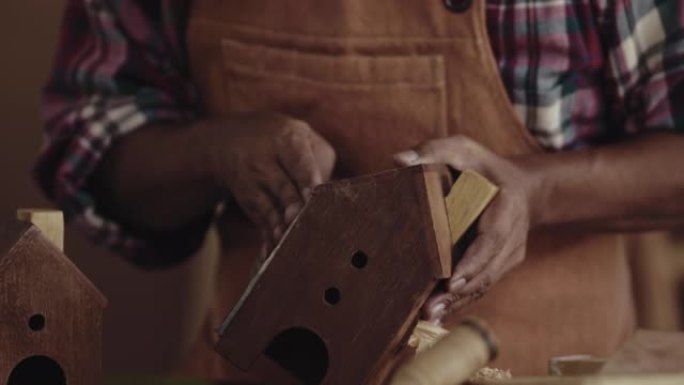 亚洲高级木匠工作皮匠视频素材擦拭