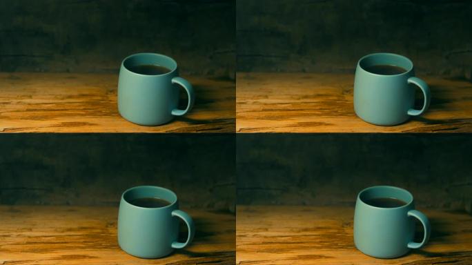 木质桌子上的咖啡杯