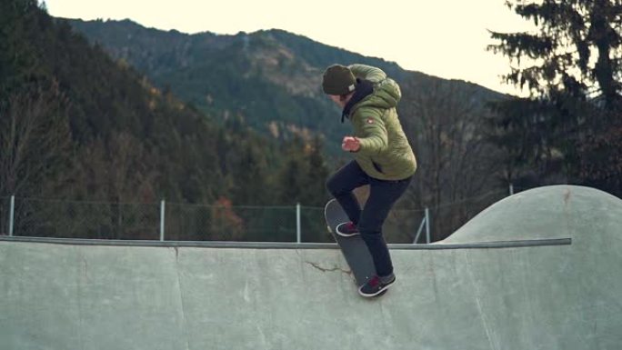 滑板公园的年轻人。跳跃和技巧