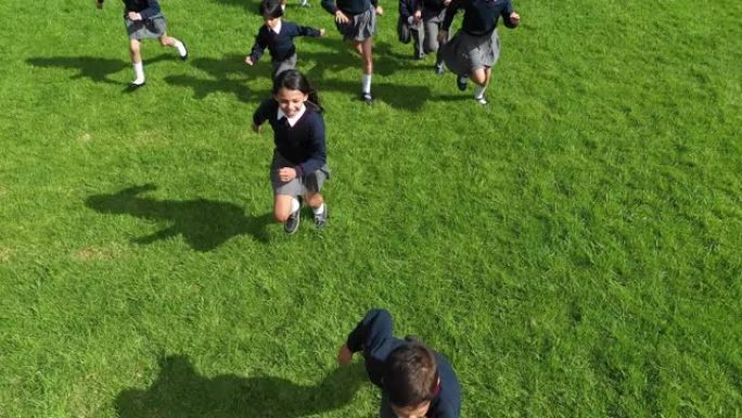一群快乐的孩子在学校操场上玩足球