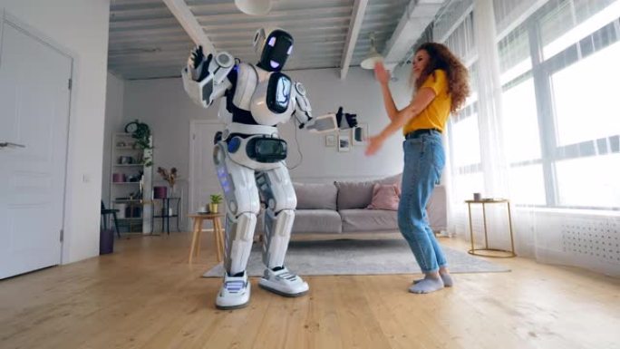 年轻女子和机器人正在跳机器人舞。机器人，类人机器人概念。
