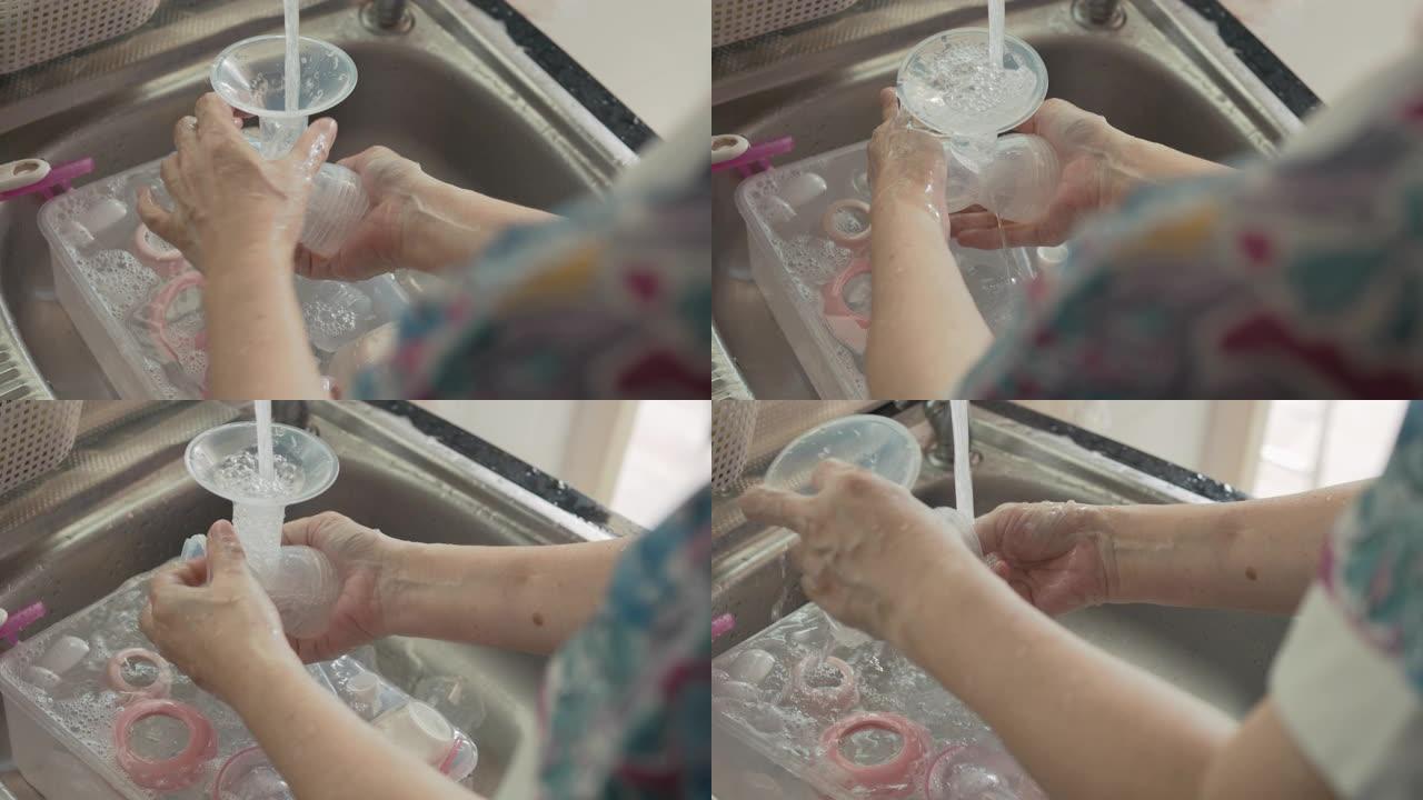 祖母为她的小女儿清洗一瓶牛奶