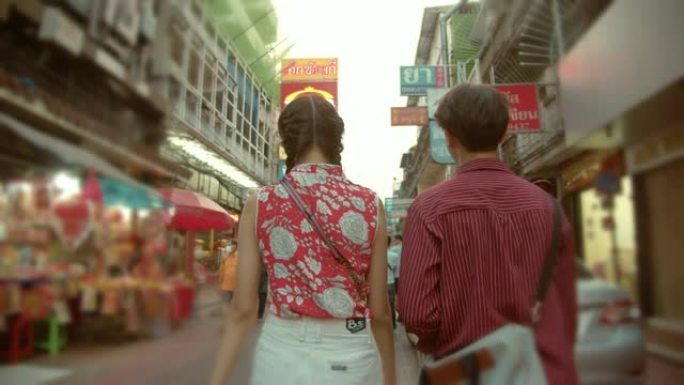 欢乐的亚洲夫妇在春节期间在城市里散步。