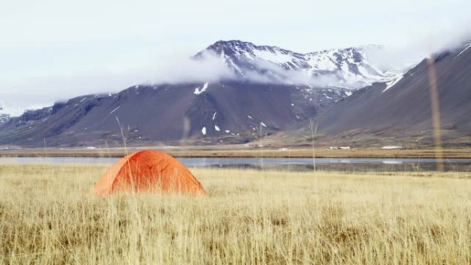 冰岛偏远山区景观中的WS露营帐篷